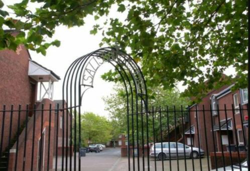 Excellent Location - City Centre - Parking - 4 Beds -2 Bedrooms Belfast Exteriör bild