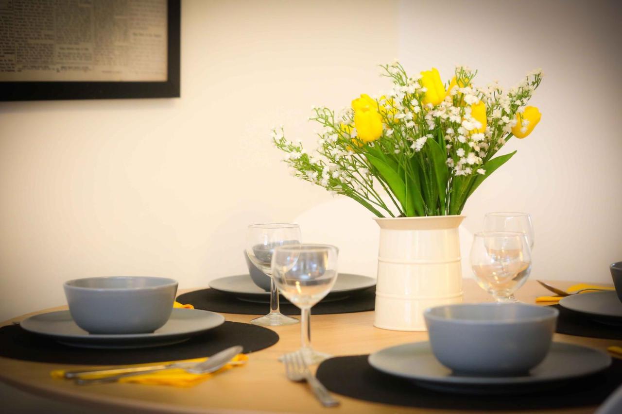 Excellent Location - City Centre - Parking - 4 Beds -2 Bedrooms Belfast Exteriör bild