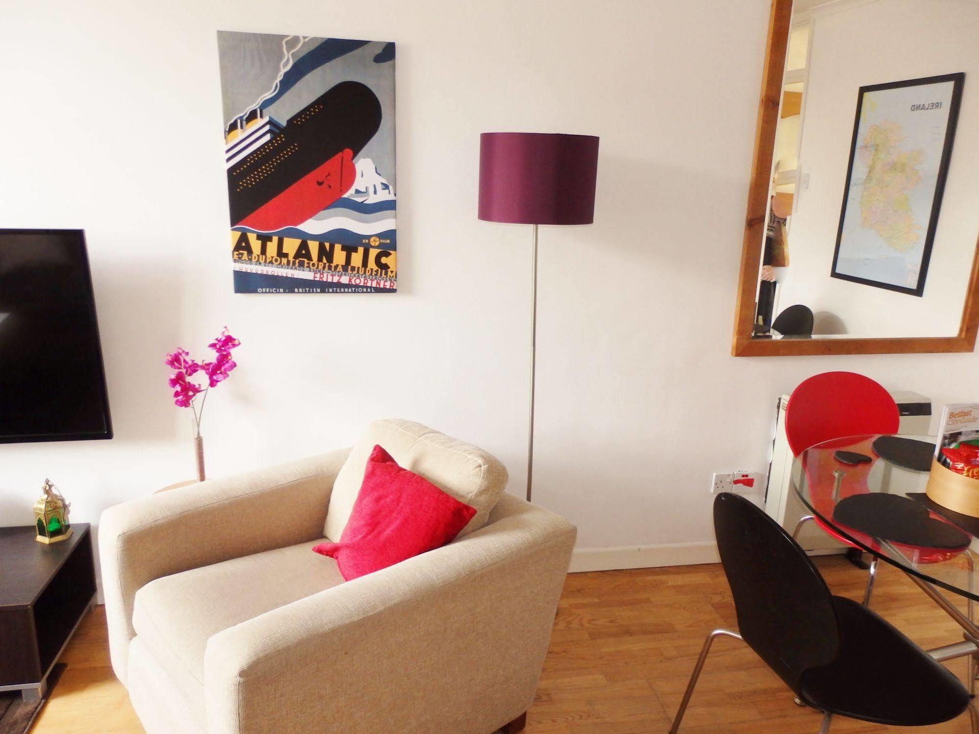 Excellent Location - City Centre - Parking - 4 Beds -2 Bedrooms Belfast Exteriör bild