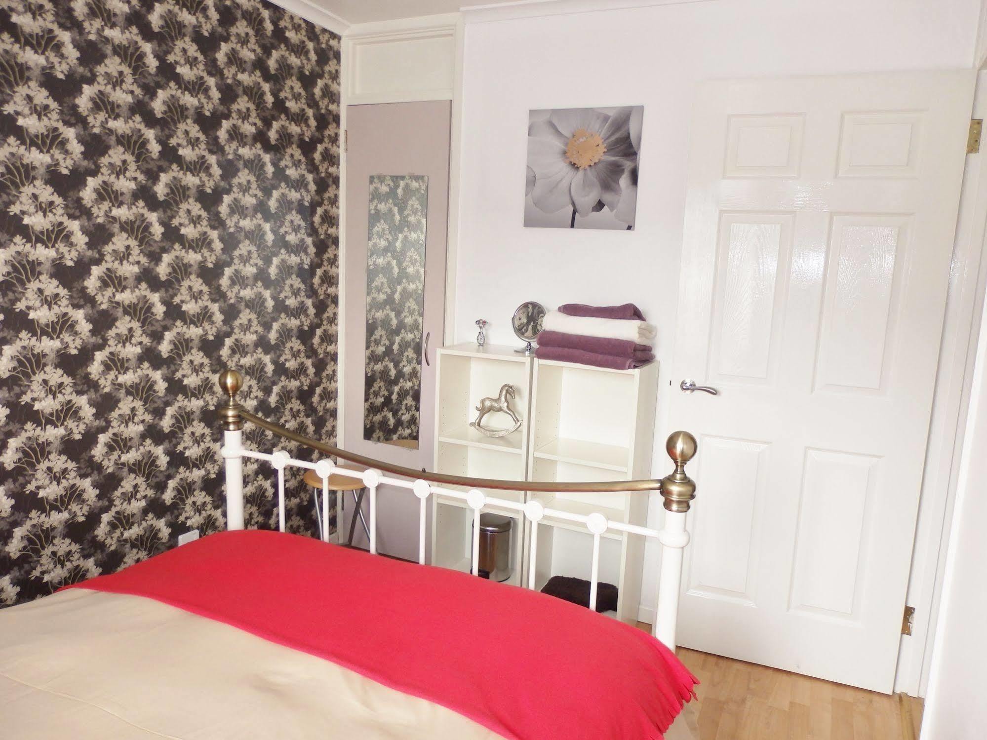Excellent Location - City Centre - Parking - 4 Beds -2 Bedrooms Belfast Exteriör bild