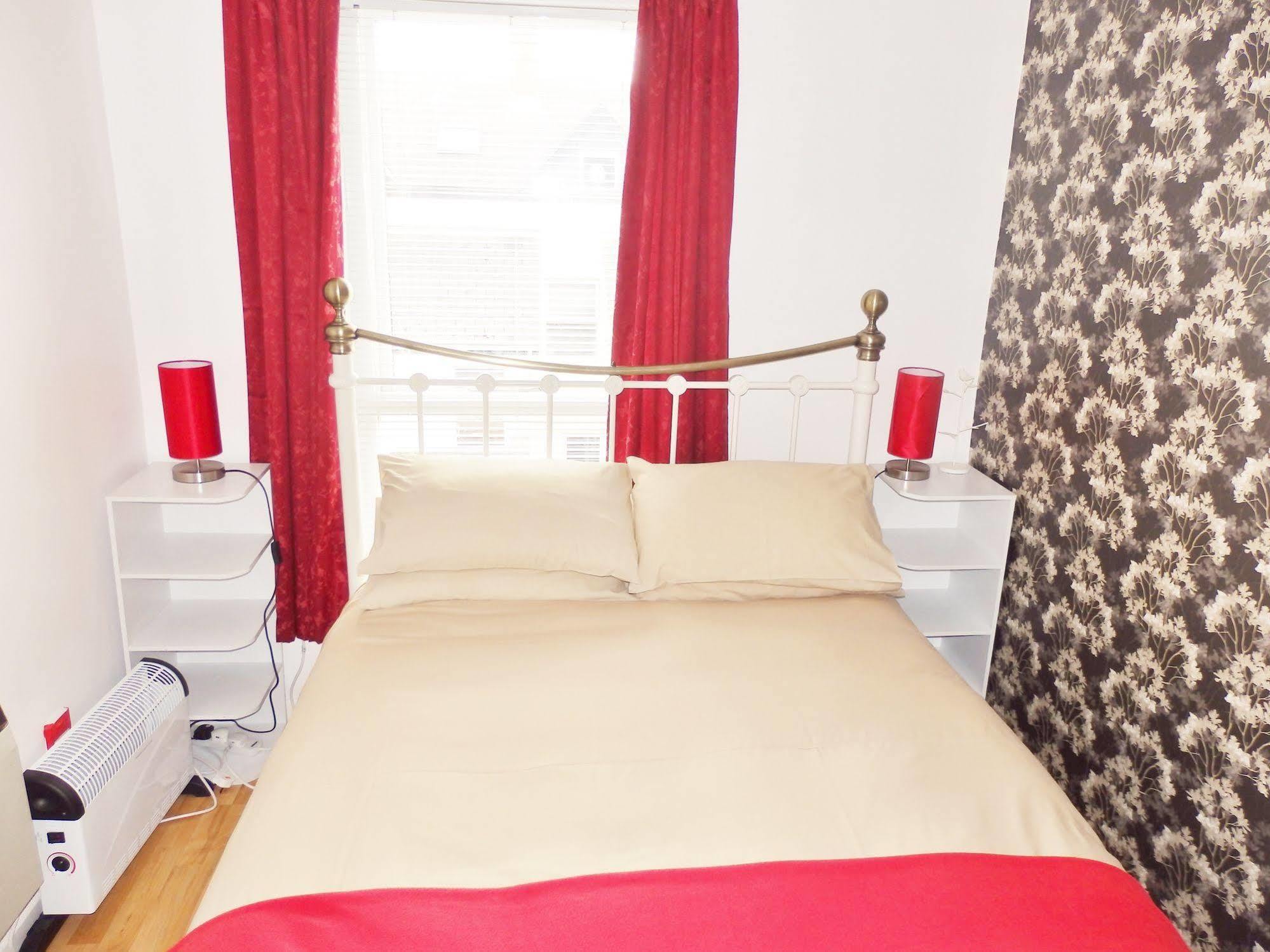 Excellent Location - City Centre - Parking - 4 Beds -2 Bedrooms Belfast Exteriör bild