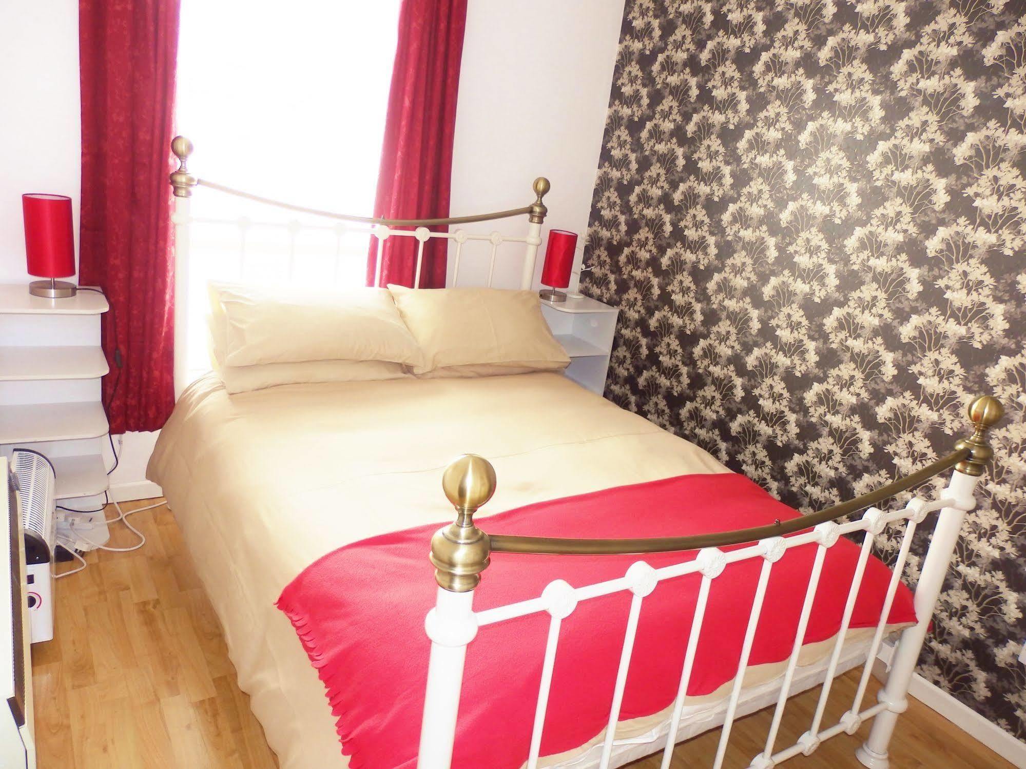 Excellent Location - City Centre - Parking - 4 Beds -2 Bedrooms Belfast Exteriör bild